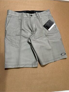 NWT Oakley Men's Cross Town Stone Gray Micro-Pattern Flat Front Shorts 32W